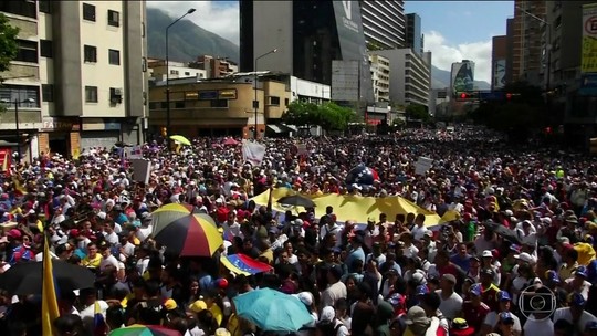 Manifestantes protestam na Venezuela contra bloqueio de ajuda humanitária imposto por Nicolás Maduro