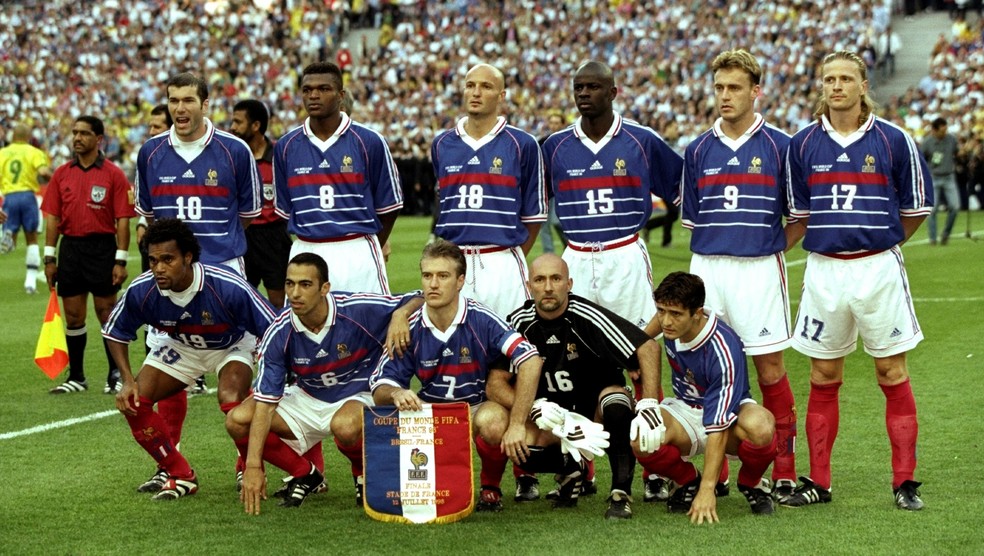 França campeã em 1998: Deschamps é o do meio na fileira de baixo, com a flâmula (Foto: Ben Radford/Getty Images)