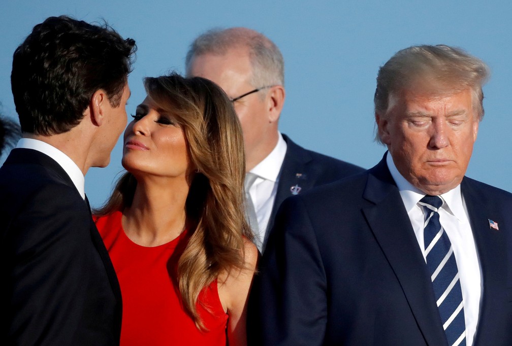 25 de agosto - A primeira-dama Melania Trump cumprimenta o primeiro-ministro do Canadá, Justin Trudeau, ao lado de seu marido, Donald Trump, durante encontro da cúpula do G7 em Biarritz, na França — Foto: Carlos Barria/Reuters