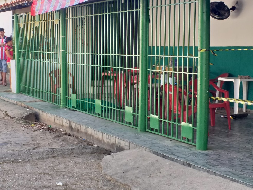 Mulher estava acompanhada de um casal, que também foi baleado em Teresina — Foto: Francisco Lima/TV Clube