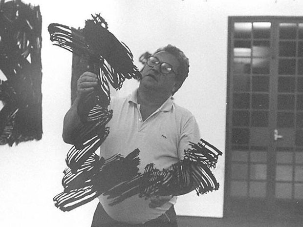 Foto do artista Marcello Nitsche com sua obra, em 1994 (Foto: Marcello Nitsche/Divulgação)