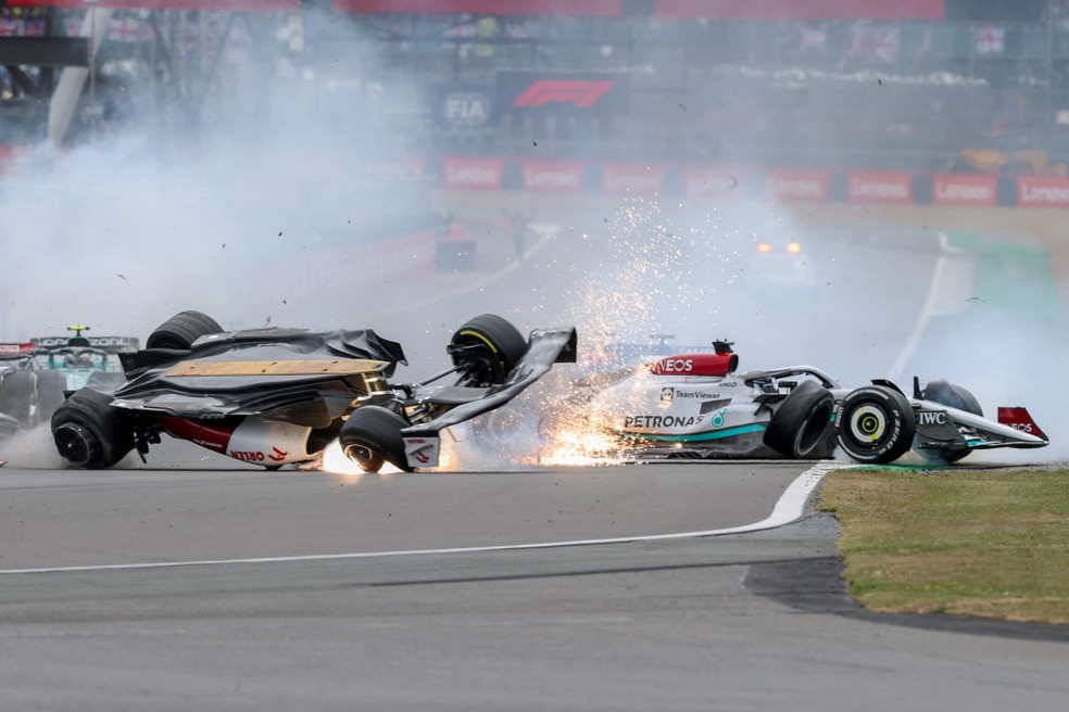 Carro de Guanyu Zhou capota após toque de George Russell na largada do GP da Inglaterra — Foto: Mark Thompson/Getty Images