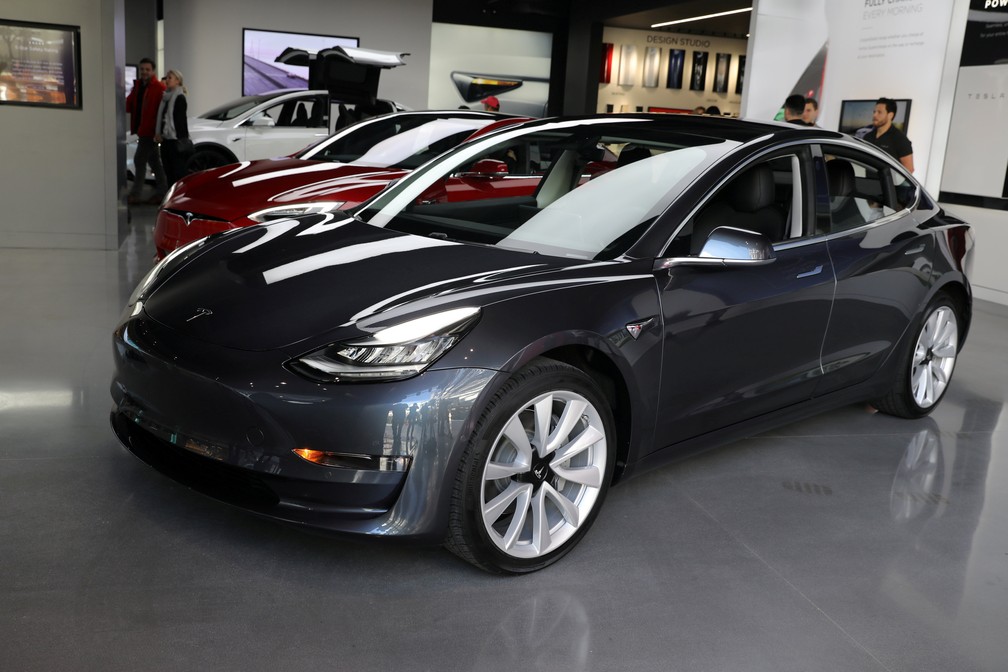 Tesla Model 3 em uma loja de Los Angeles (Foto: Lucy Nicholson/Reuters)