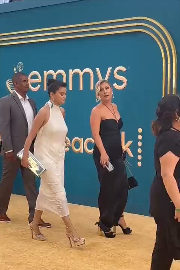 Emmy 2022: Selena Gomez chega atrasada à premiação (Foto: Reprodução/ Twitter)