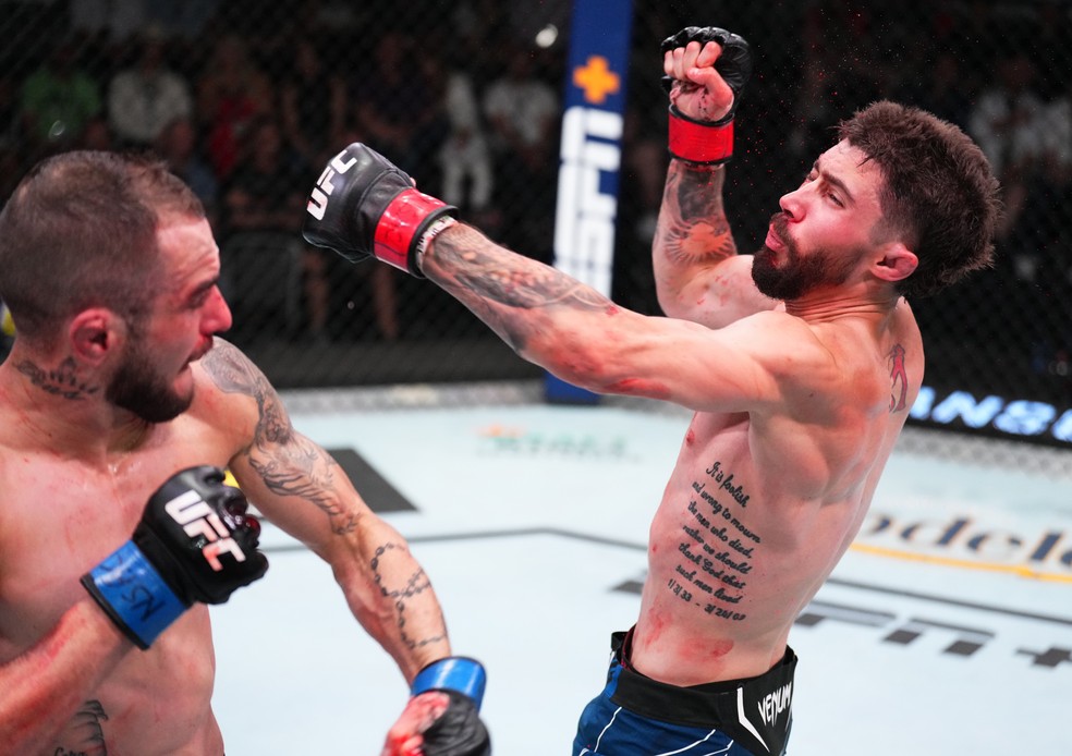 Lucas Almeida (esq.) acerta o cruzado de esquerda que nocauteou Mike Trizano (dir.) — Foto: Chris Unger/Zuffa LLC