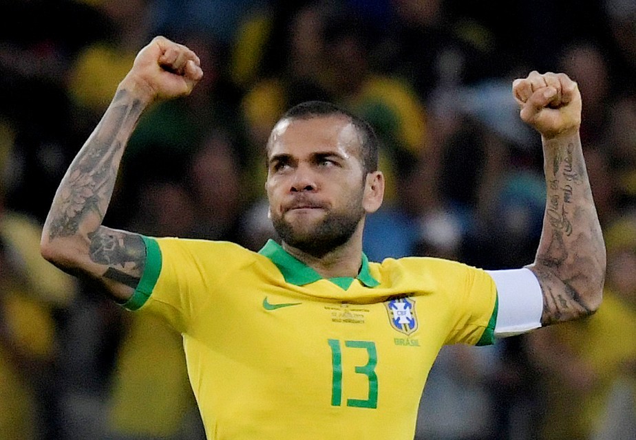 De lateral a camisa 10, Dani Alves mostra que futebol se joga com a cabeÃ§a em atuaÃ§Ã£o memorÃ¡vel 