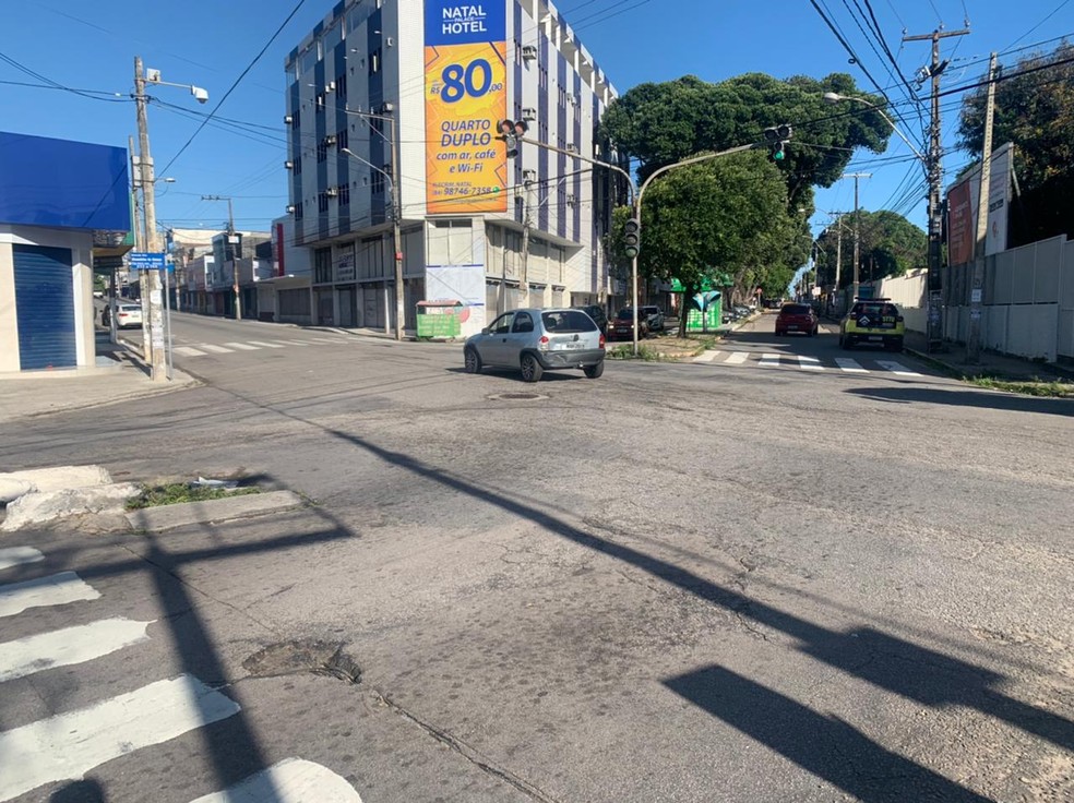 Um dos carros atingidos pelo motorista embriagado foi parar no cruzamento das avenidas, em Natal — Foto: Carlos Dhaniel/Inter TV Cabugi