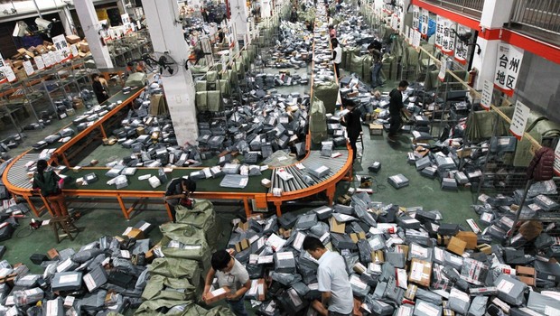 Pacotes e mais pacotes se acumulam em um depósito em Wenzhou, na província de Zhejiang, China, com pedidos feitos durante o Dia dos Solteiros (Foto: ChinaFotoPress via Getty Images)