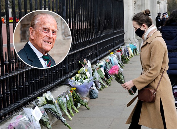 Britânicos deixam flores na porta do Palácio de Buckinhgam para homenagear o Príncipe Philip  (Foto: Getty Images)