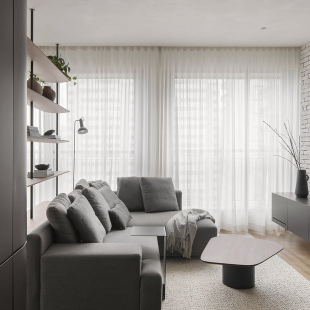 48 m² com marcenaria curva, tons de cinza a minimalismo (Foto: Carolina Lacaz @carolina.lacaz) 48 m² com marcenaria curva, tons de cinza a minimalismo (Foto: Carolina Lacaz @carolina.lacaz)