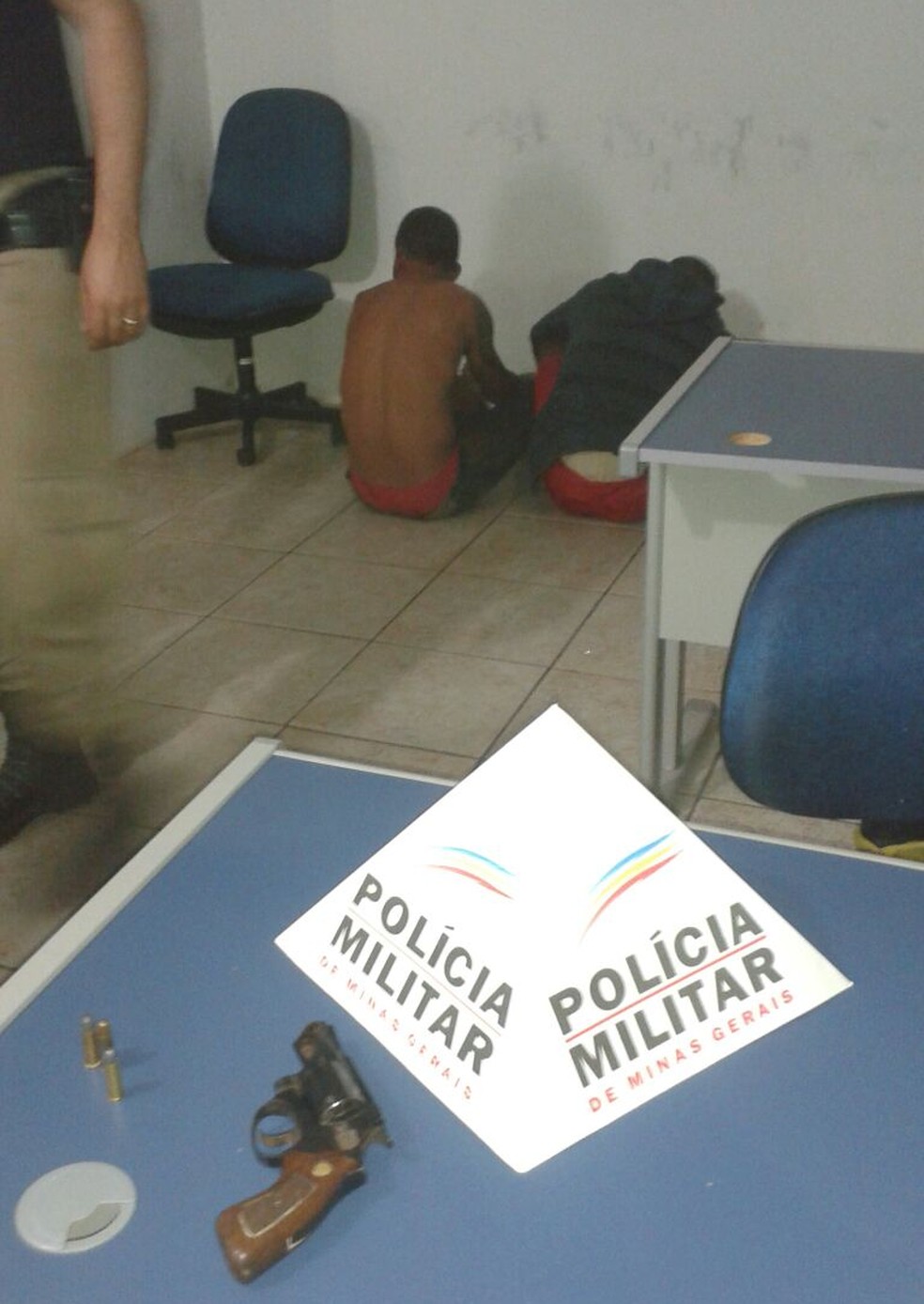 Dois homens, de 21 e 26 anos, foram presos nesse sábado (2) suspeitos de envolvimento na morte de Francisco de Assis de Jesus Ribeiro, de 27 anos, em Montes Claros (Foto: Polícia Militar/Divulgação)