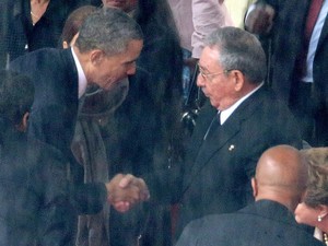 Barack Obama e Raúl Castro dão aperto de mão na cerimônia em memória a Nelson Mandela no estádio Soccer City, em Johanesburgo, África do Sul, em 2013  (Foto: Chip Somodevilla/Getty Images)