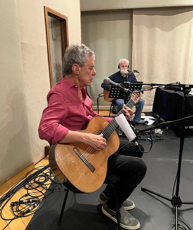 Chico Buarque começa a ensaiar, no Rio, o show com que percorrerá o Brasil a partir de setembro