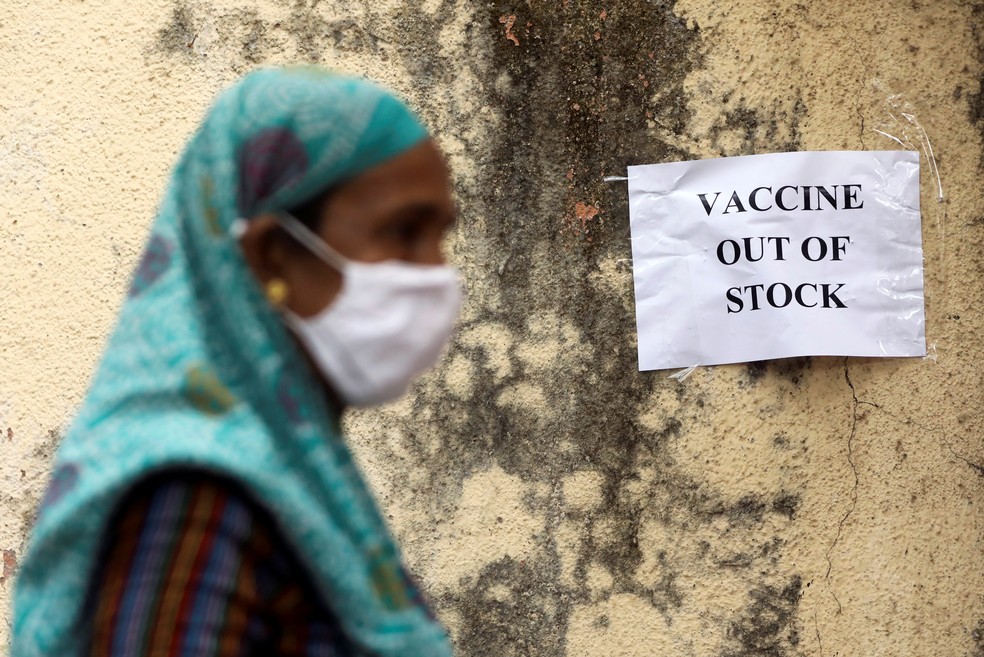 Aviso sobre falta de vacinas contra a Covid-19 em centro de vacinação em Mumbai, na Índia, em 8 de abril — Foto: Francis Mascarenhas/Reuters
