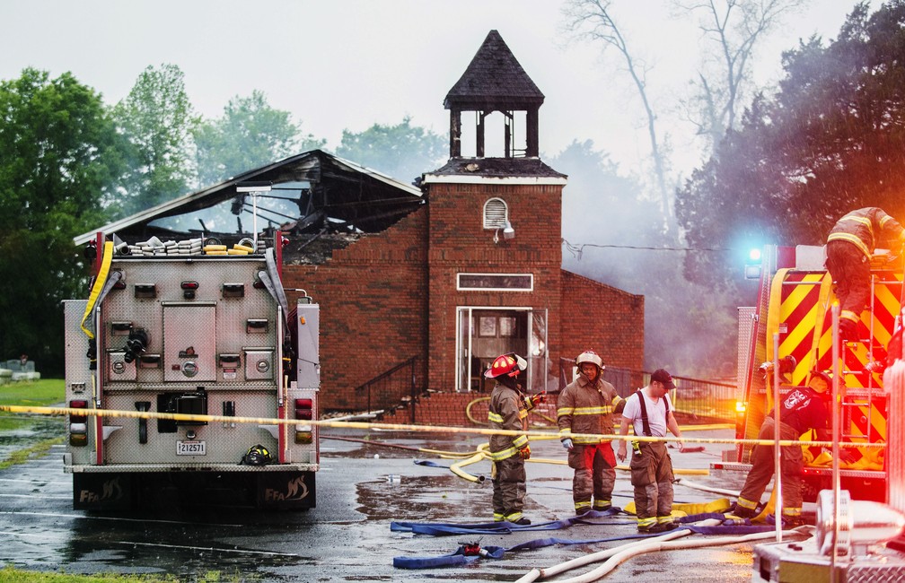 Bombeiros apagam incêndio a igreja frequentada por comunidade negra nos EUA — Foto: Leslie Westbrook/The Advocate