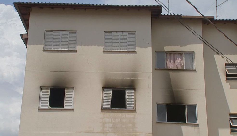 Incêndio destrói apartamento em condomínio residencial em Bauru — Foto: Aceituno Jr/TV TEM