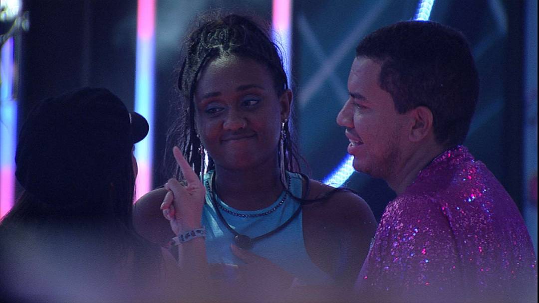 Sarah Aline conversa com brothers sobre beijo em Gabriel Santana