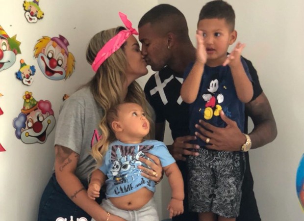 Walace Souza com a noiva, Camila Trindade, e os dis filhos do casal (Foto: Reprodução/Instagram)