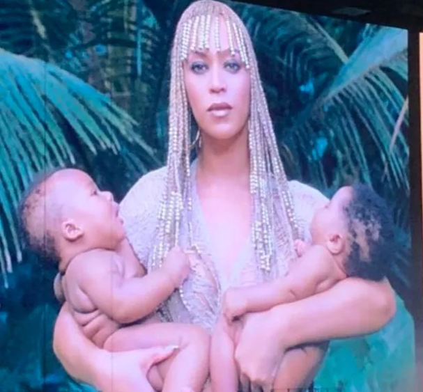 Beyoncé segurando os gêmeos Rume e Sir cArdif (Foto: Reprodução Twitter)