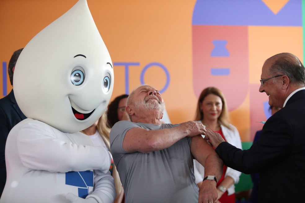 Presidente Lula faz brincadeira ao ser vacinado pelo vice-presidente Geraldo Alckmin — Foto: WILTON JUNIOR/ESTADÃO CONTEÚDO