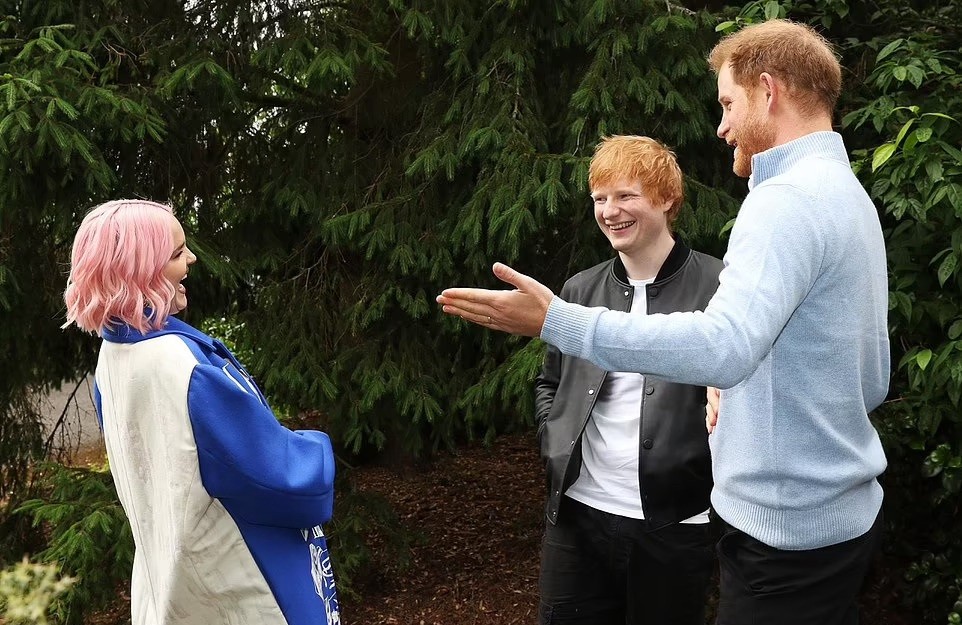 Príncipe Harry conversou com Ed Sheeran e a cantora Anne-Marie em evento de caridade nesta quarta-feira (30) (Foto: Reprodução Instagram)