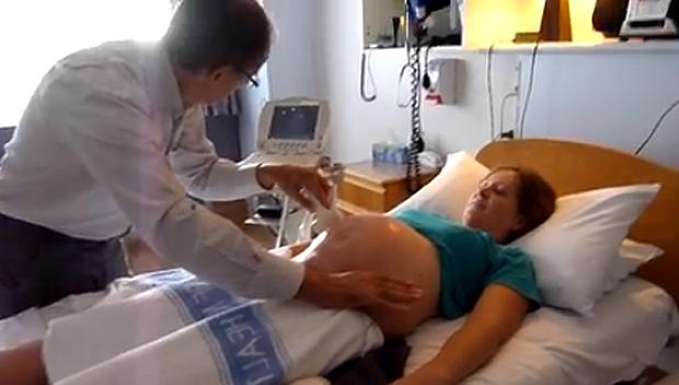 Médico realiza manobra e vira o bebê ainda dentro da barriga (Foto: Reprodução/ Facebook)