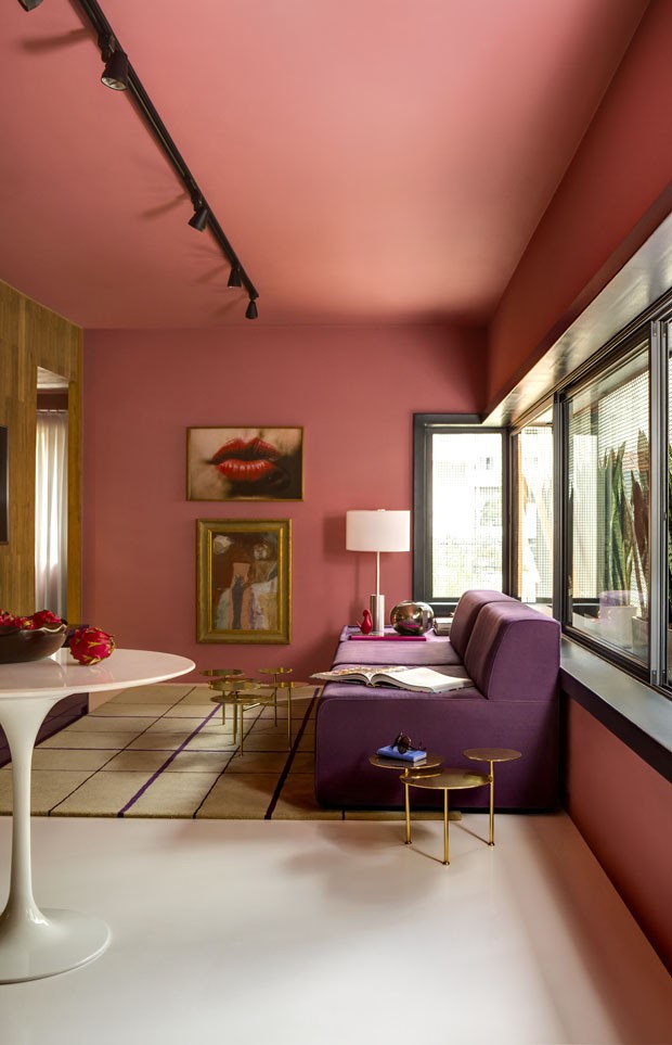 Décor do dia: sala de estar rosa com ar retrô (Foto: divulgação)