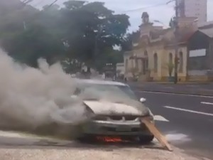 Carro pegou fogo em bairro de Piracicaba nesta segunda (Foto: Willians Renato)
