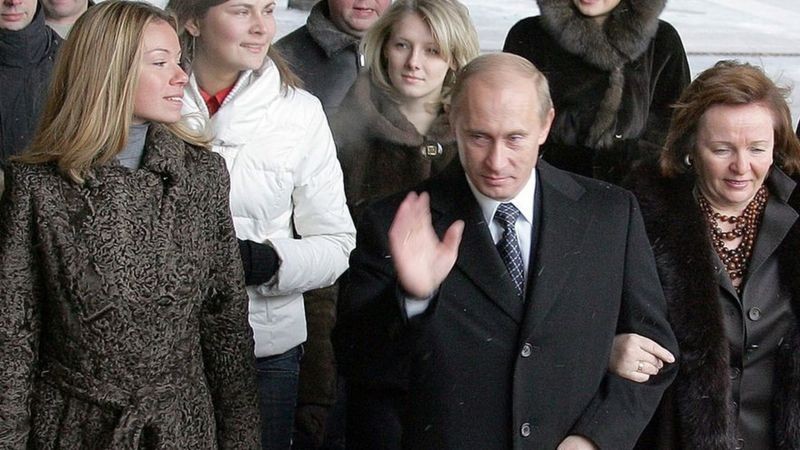 Maria (à esquerda) vota com os pais na eleição russa de 2007 (Foto: AFP via BBC News)