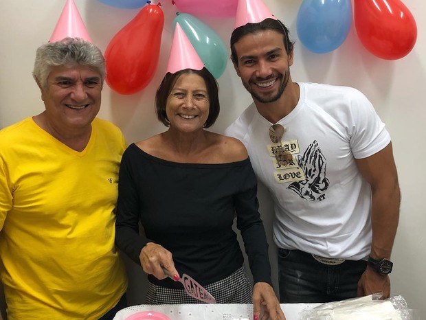 Mariano com os pais (Foto: Reprodução/Instagram)