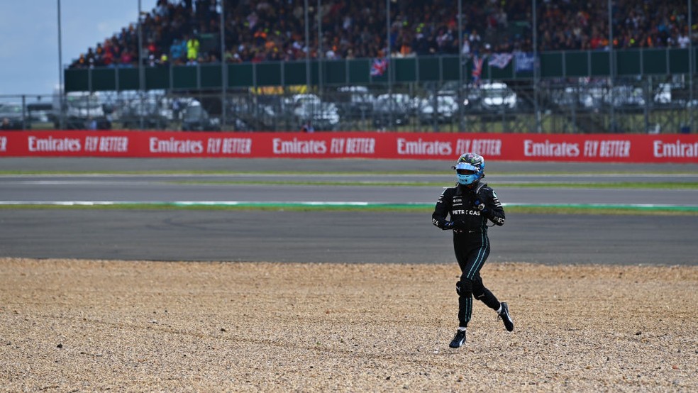 George Russell correu para ver se Guanyu Zhou estava bem depois de batida na largada do GP da Inglaterra — Foto: Dan Mullan - Formula 1/Formula 1 via Getty Images