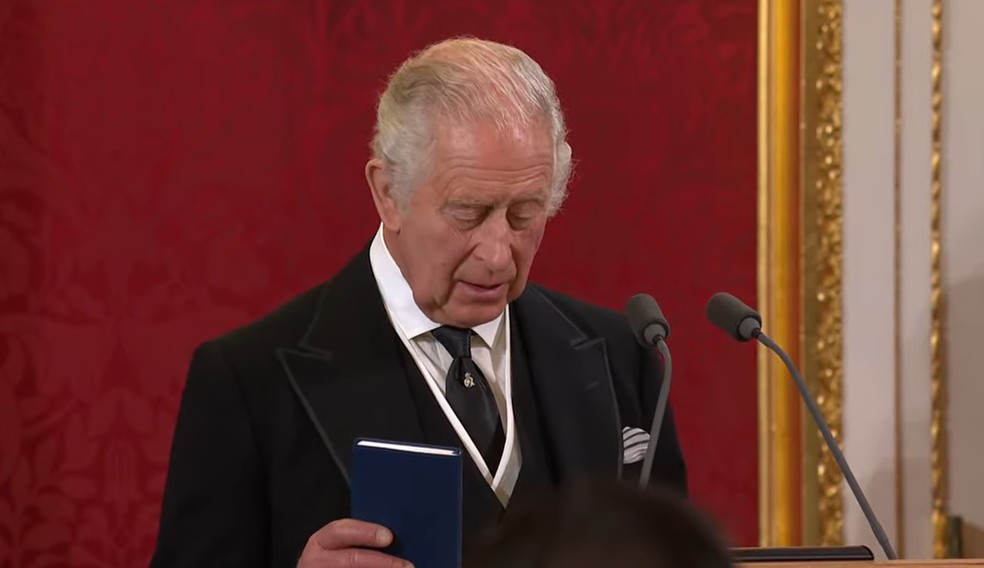 Rei Charles III fazendo seu juramento oficial — Foto: Reprodução 
