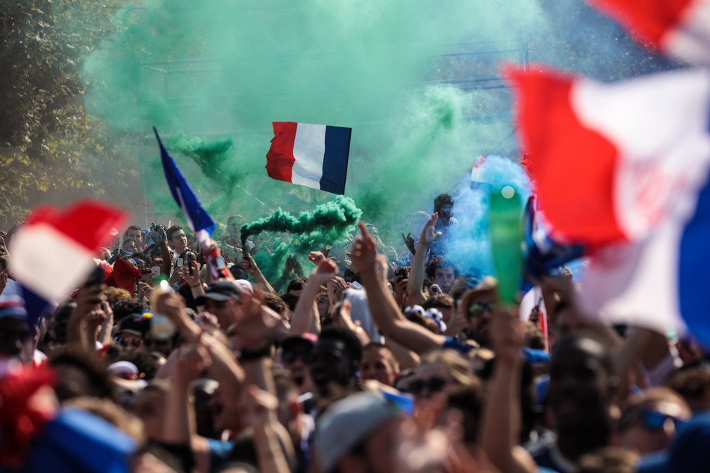 Torcedores da França comemoram em Paris (Foto: Getty Images)
