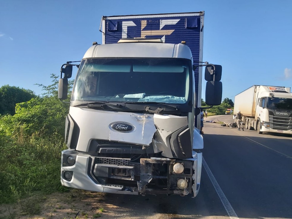 Parte da frente do caminhão ficou destruída com a força da colisão na motocicleta em Igaci, Alagoas — Foto: BPRv