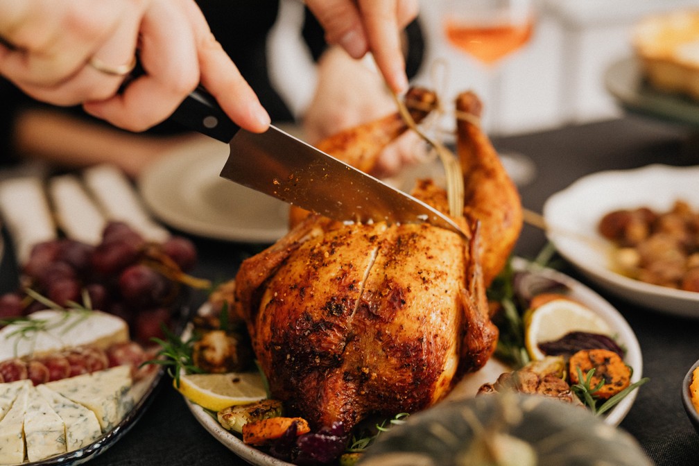 Peito do frango tem menos gordura que a coxa e a sobrecoxa, mas preparo exige cuidados na cozinha. — Foto: Pexels/ Karolina Grabowska