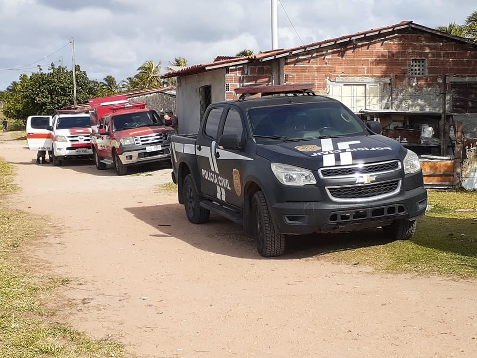 Buscas realizadas pela Pol&iacute;cia Civil e Corpo de Bombeiros come&ccedil;aram por volta das 5h desta quarta-feira (4) &mdash; Foto: Kleber Teixeira/Inter TV Cabugi