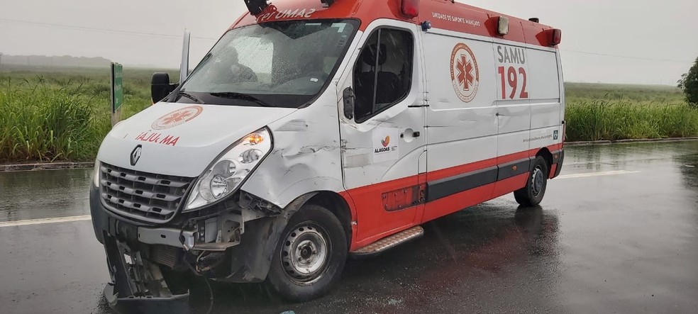 Ambulância bateu em caminhão — Foto: BPRv
