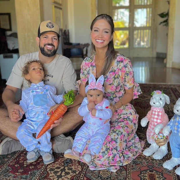 Sorocaba e Biah Rodrigues com os filhos,  Theo e Fernanda, na Páscoa (Foto: Reprodução/Instagram)