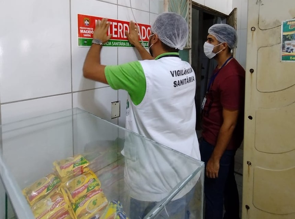 810 kg de alimentos estragados são apreendidos em fiscalização em Maceió — Foto: Vigilância Sanitária