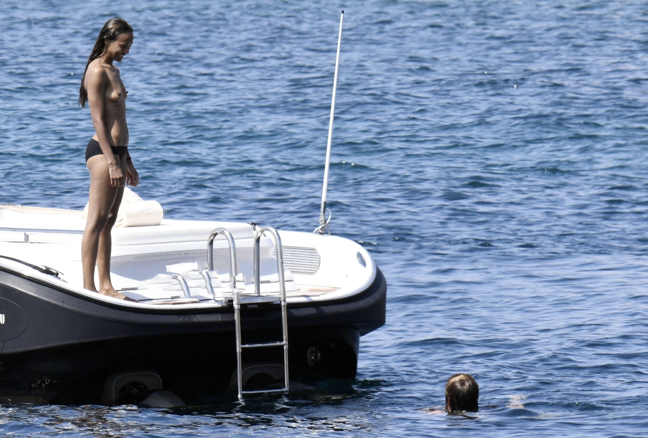 Photo © 2021 Backgrid UK/The Grosby GroupSardinia, Italy, Augsut 16, 2021PREMIUM EXCLUSIVESexy American Actress Zoe Saldana goes topless out in the hot Italian sunshine during her sun kissed holiday in Sardinia. Zoe along with her husband Marco Perego  (Foto: Backgrid UK/The Grosby Group)