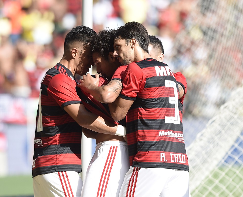 Willian Arão e Rodrigo Caio comemoram gol — Foto: André Durão / GloboEsporte.com