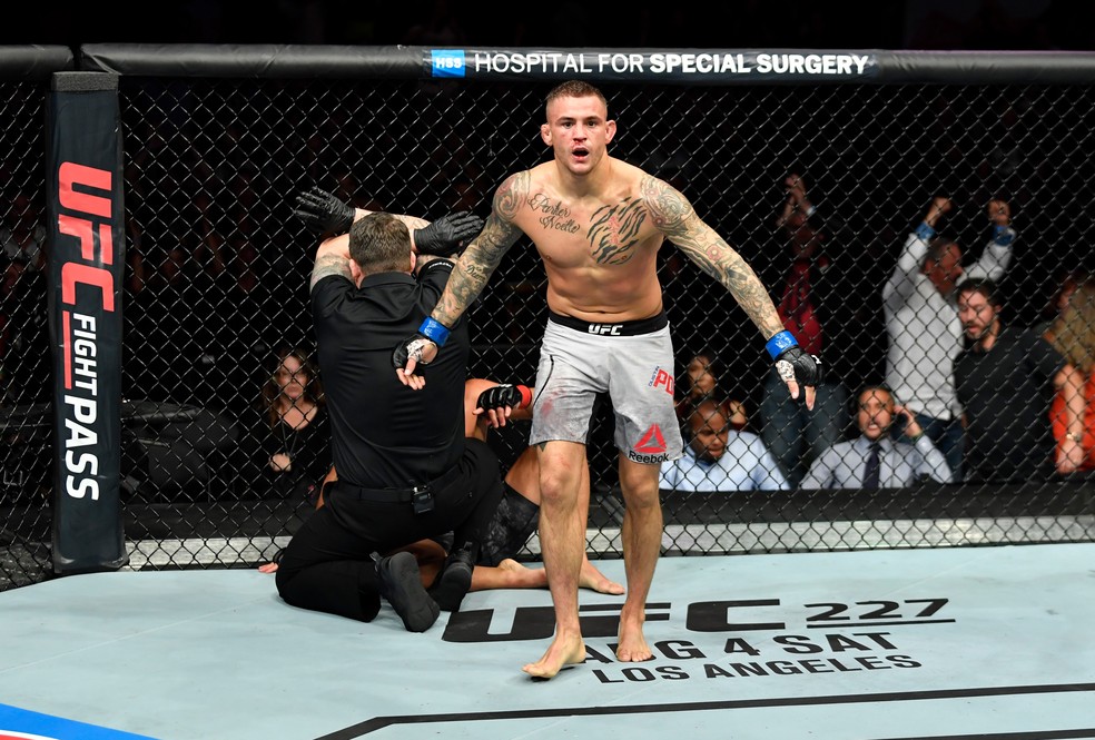 Dustin Poirier comemora após o árbitro Marc Goddard encerrar a luta principal do UFC Calgary (Foto: Jeff Bottari/Getty Images)