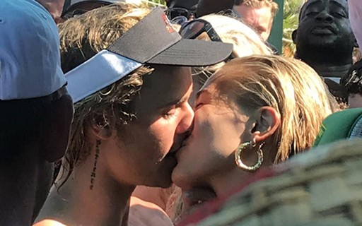 Justin Bieber E Hailey Baldwin Celebram Noivado Com Beijo Apaixonado Em Festa Nas Bahamas Quem Quem News