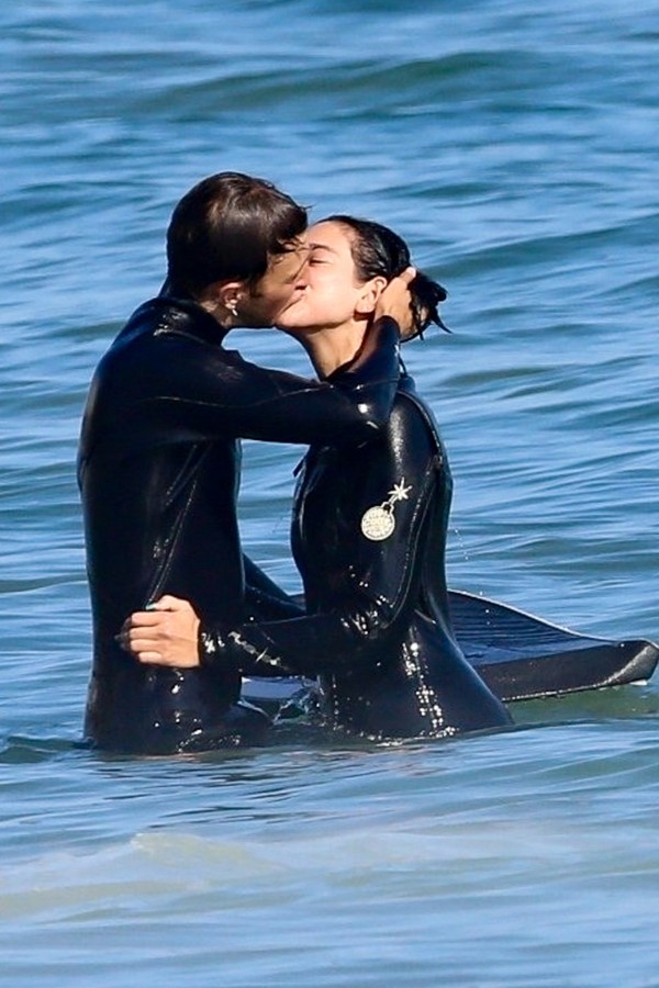 Malibu, CA  - Dua Lipa cools off and enjoys a fun day at the beach with her boyfriend Anwar Hadid and her friends after celebrating her 24th birthday yesterday. The singer was all smiles and could be seen packing on the PDA with her boo.Pictured: Anwa (Foto: NGRE / BACKGRID)