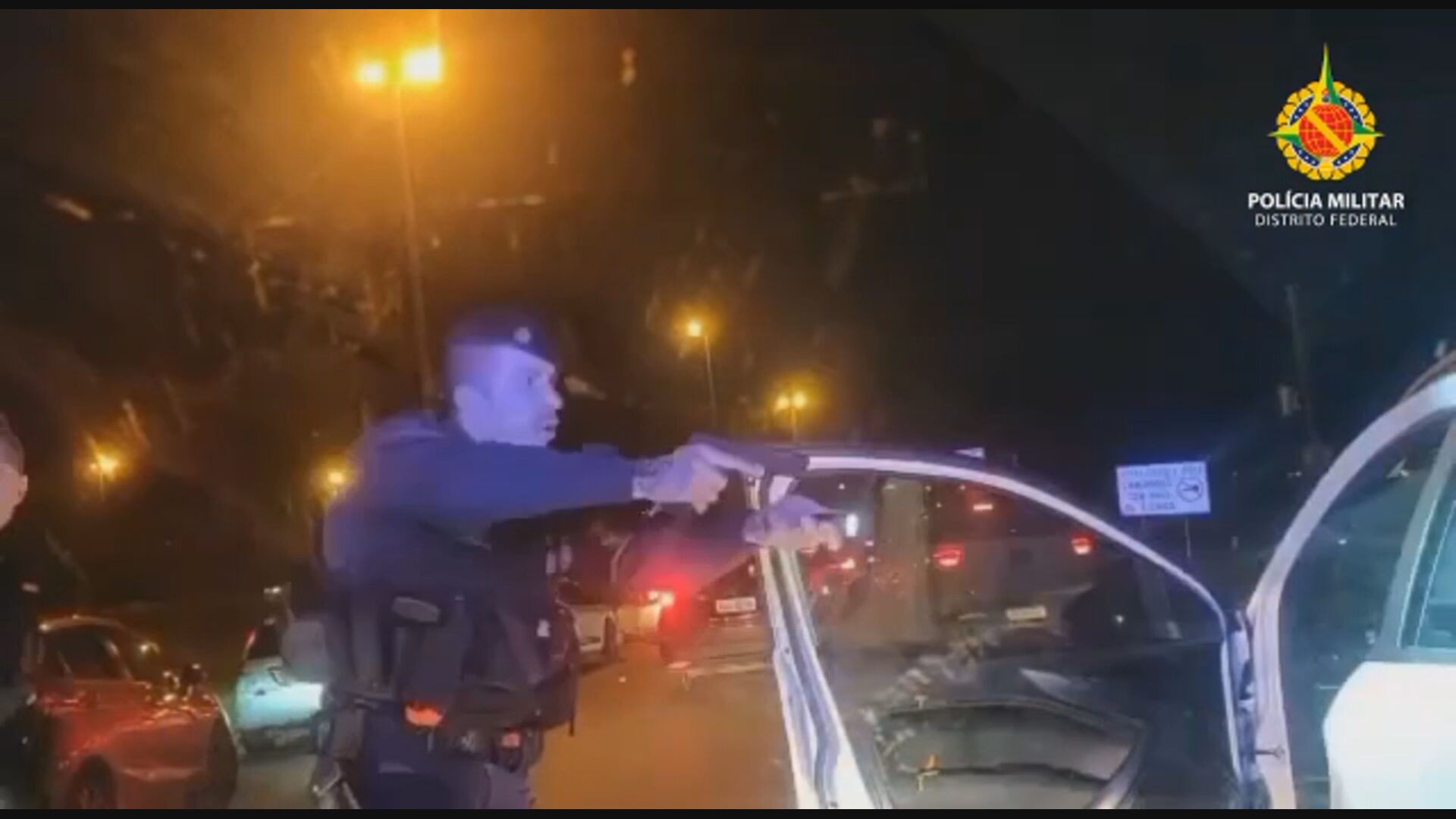 VÍDEO: suspeitos de roubar carro são detidos após perseguição policial, no DF