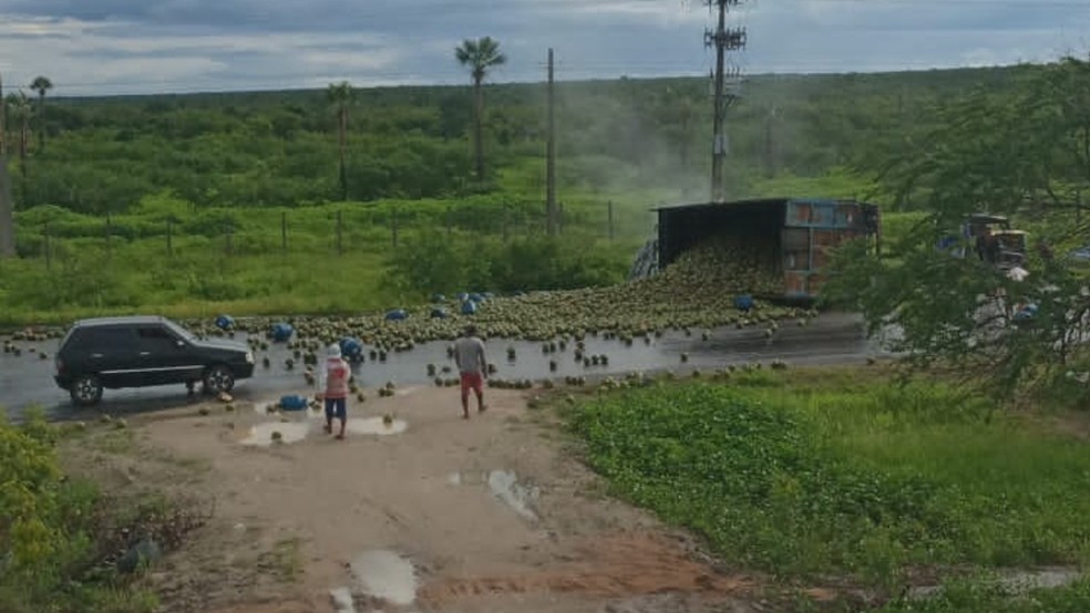 Colisão entre dois caminhões deixa uma pessoa morta e duas gravemente feridas no Ceará — Foto: Reprodução 