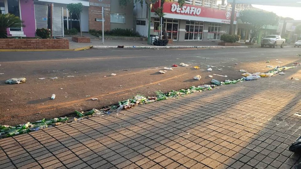  Ao amanhecer, calçadas estavam cobertas por lixo — Foto: Redes sociais/ Reprodução 