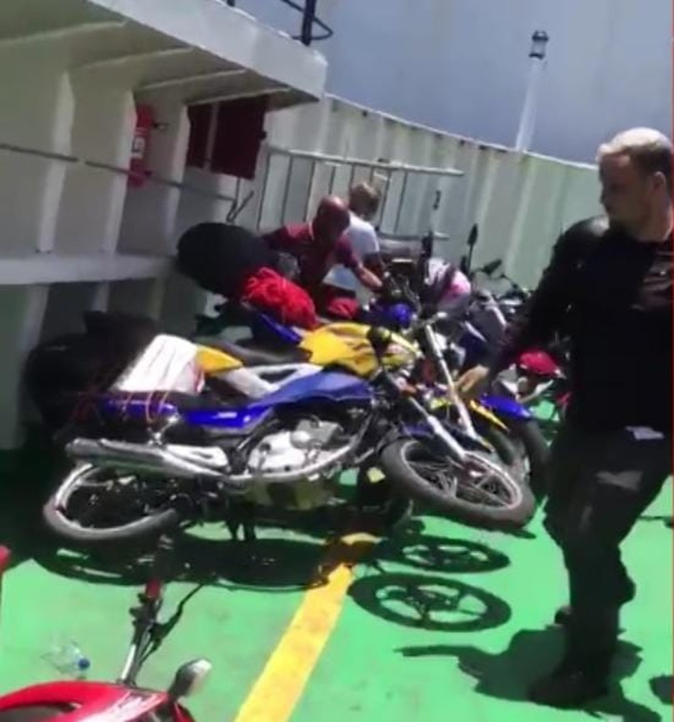 Motos caíram após choque de ferries — Foto: Redes sociais