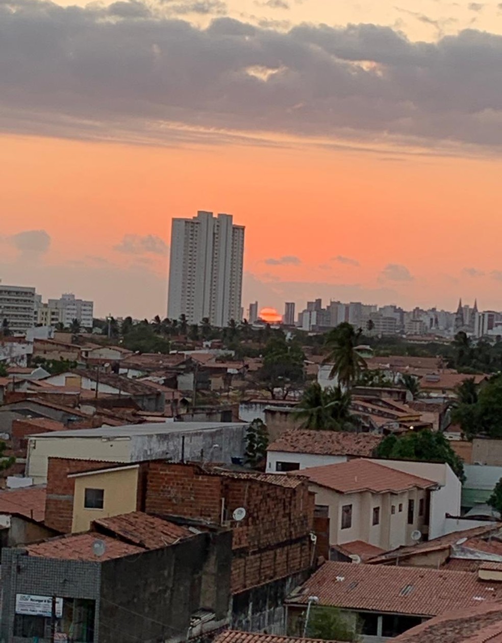 Céu de Fortaleza mudou devido a partículas de queimadas na África — Foto: Almir Gadelha/TV Verdes Mares