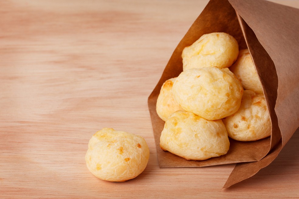Receita de pão de queijo leva polvilho, azeite, água e batata doce - ao invés de queijo. (Foto: istock)